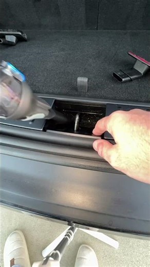 Cordless hand vacuum cleaner