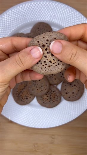 Blinis au sarrasin, moelleux et faciles à digérer Ces blinis sont sans gluten, légers et aériens. Le sarrasin apporte une texture rassasiante sans lourdeur, et la cuisson crée naturellement des bulles, sans levure. 💡 Pourquoi ils passent bien : • sarrasin → naturellement sans gluten • texture aérée → plus agréable à digérer • peu d’ingrédients → simplicité • parfaits en base d’apéro, salé ou végétal 🧾 Recette (≈ 12 mini blinis) Ingrédients • 80 g farine de sarrasin • 1 œuf • 120 ml lait végéta