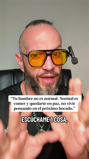 ¿Te pasa que comes y a la hora estás otra vez pensando en comida? No es falta de fuerza de voluntad, y tampoco es que seas “ansioso” porque sí. La leptina es una hormona que se fabrica en tus células de grasa (adipocitos) y le manda un mensaje directo al hipotálamo (tu centralita del hambre): 👉 “Ya hay energía, baja el apetito.” El problema es que hoy mucha gente tiene leptina alta, pero el cuerpo se vuelve resistente y el mensaje no llega. Resultado: hambre constante, picoteo, antojos, barriga