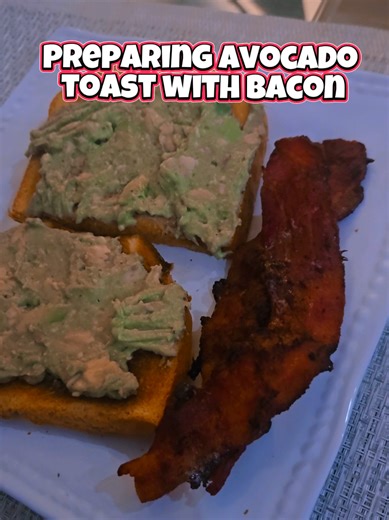 An efficient method for preparing avocado toast with bacon for a swift breakfast🥑🍞🥓☕️ #breakfast #avocadotoast #bacon #cafeconronbadbunny #foodporn