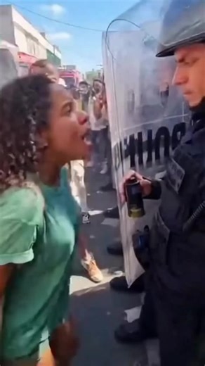 Karen gets maced by ICE 🤣🤣 #ICE #fyp #viral #tiktok #fypシ