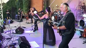 Legendara trupă 𝐏𝐇𝐎𝐄𝐍𝐈𝐗 a umplut Parcul Rozelor din Timișoara. La acest moment mii de oameni au venit să sărbătorească zielele orașului, dar și aniversarea celor 60 de ani de Phoenix. Fanii vor avea parte la acest concert susținut de legendari de un moment special, S𝐈𝐌𝐏𝐇𝐎𝐄𝐍𝐈𝐗. 10 piese interpretate alături de orchestra Filarmonicii Banatul, care a răspuns invitației cu brațele deschise. Și pentru ca întreg tabloul să fie unul spectaculos, acesta va fi completat și de prezența orc