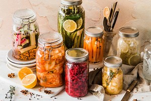 La forma más rápida y fácil de hacer encurtidos vegetales (y la manera más deliciosa de aprovechar restos de verduras)