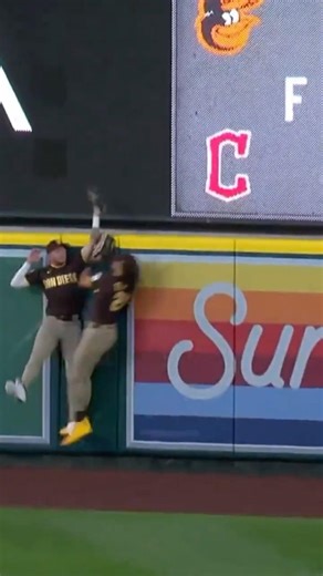 Jackson Merrill said NOT TODAY 🚫🔥 Incredible home run robbery to save the game!