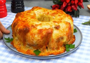 SLANA TORTA SA SLANINOM I TOST HLEBOM: Ulepšaće svaku slavsku trpezu, a za zlatnu koricu je premažite bešamelom (VIDEO)