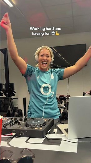 DJ Mo bringing the vibes to today’s #RedRoses gym session 🪩 ‪@o2ukofficial‬ #WearTheRose #RedRoses