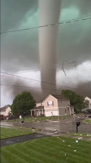 Giant Tornado Destroys Entire U.S. Neighborhood | Real Raw Footage”