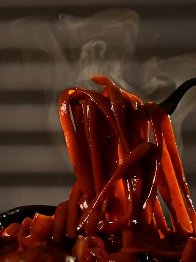 جربت وجبة الـ Sweet Chilli من عم يونج ولا لسه؟ مش مجرد وجبة بطعم مميز ومختلف ميكس سبايسي مع لمسة صوص حلوة يشدّك من أول لقمة 🍜✨ قولنا بتحب تطلبها بأنهي درجة سبايسي من التلاتة؟ 🔥 #عم_يونج#fyppppppppppppppppppppppp #trending #fyp#viral#foryou