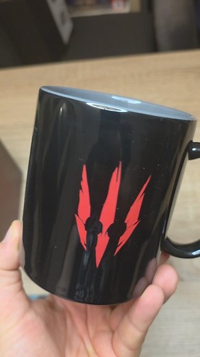 Mały unboxing prezentu od @cenega i @good.loot 🙂 19 maja 2015 wyruszyliśmy w ostatnią wielką przygodę z Geraltem z Rivii. Trudno uwierzyć, że minęło już 10 lat od premiery trzeciej części, gry z fenomenalną fabułą i rewelacyjną ścieżką dźwiękową. Z tej okazji powstał ten wyjątkowy jubileuszowy box! W środku znajdziecie: koszulkę, torbę, piny, nerkę, kalendarz, kubek, pocztówki, puzzle oraz brelok do kluczy! #prezent | Nie jestem statystycznym Polakiem, lubię czytać książki