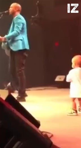 “Cutest Concert Crasher Ever: Baby Joins Dad on Stage” Watch the full video in the comments👇 | Life of animals