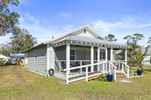 🎥 SPEED TOUR — YOU HAVE TO SEE THIS! 🏡🔥 This home is full of charm, income potential, and amazing Port St. Joe lifestyle perks — perfect for so many buyers! Here’s what makes it special: ✨ Spacious 2 bed / 2 bath home in the heart of Port St. Joe ✨ Big yard with room for outdoor living and play ✨ Walkable to downtown dining, shops, and local events ✨ Great rental investment potential or ideal for a full-time home ✨ BONUS — wonderful mother-in-law suite (don’t miss it at the end of the tour!) 