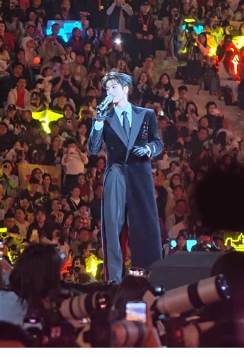 Ảnh đã hát hai bài này từ 2025 đến 2026 rồi, hiệu ứng đuôi dài : >> [25.12.31] GALA GIAO THỪA ĐÀI HỒ NAM #TrươngLăngHách #ZhangLinghe #张凌赫