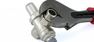 4 Common Water Pressure Regulator Problems | DoItYourself.com