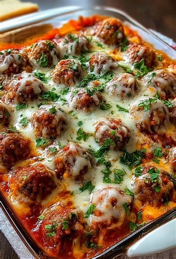 🍝🧀 Cheesy Baked Meatball Casserole Saucy, Melty & Family-Favorite Comfort 💛 Juicy meatballs baked in rich marinara sauce and smothered with gooey melted mozzarella make this casserole pure comfort food perfection. Cozy, hearty, and incredibly easy to throw together, it’s the kind of no-fuss dinner that works just as well for busy weeknights as it does for potlucks or relaxed Sunday meals. Ingredients • 1 1/2 lb frozen or homemade meatballs • 3 cups marinara sauce • 1 1/2 cups shredded mozzare