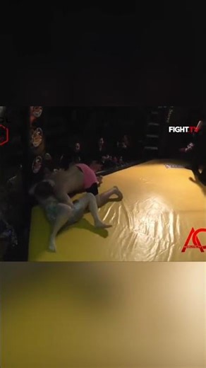 🔒 MMA FIGHTER’S EPIC PINNING ATTEMPT — Can He Seal The Win?