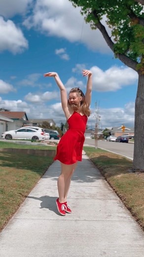 Noelle Roth on Instagram: "My entire vibe summed up in one video. ✌🏻Choreo: me #dance #dancer #dancing #swing #retro #vintagegirl"