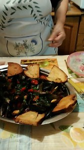 Soutè di cozze, un piatto gustoso , facile e veloce da realizzare. Ma quanto è buono, poi con quel sughetto saporito, dove è d'obbligo il pane abbruscato, così diceva sempre mia madre, ed aveva ragione. Poi se trovate le cozze buone e carnose meglio ancora. 😍 Qui sotto trovate ingredienti e dosi, e nel video seguite bene tutti i passaggi mi raccomando: 📌 1kg di cozze 1 scalogno olio evo 4-5 spicchi di aglio 1 cucchiaio di concentrato di pomodoro 150gr di pomodorini datterini maturi 1 barattolo