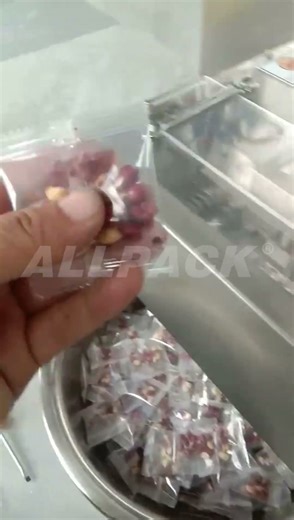 How does vertical packaging machine pack peanuts?