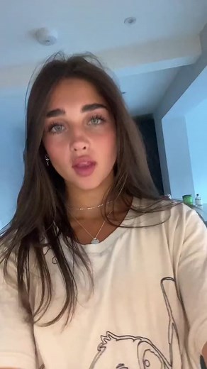 Brunette Girls with Green Eyes: Beauty Trends and Style Inspiration