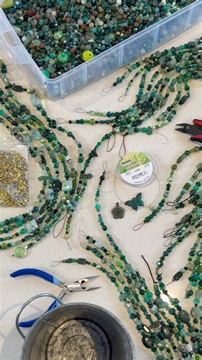 Beaded plants >>> real plants (Don’t you agree?🌱) Start browsing our green beads to make your own here: https://bit.ly/4kALsDY | Jewel School