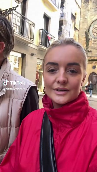 Tapas tour in San Sebastian continuous 🤍🍷🇪🇸 Onze favorites van gister: - La Vina (beste cheesecake & ook de tortilla de patatas trouwens top) - Txepetxa (beste anchovies pinchos, vooral die met spiderkrab) - Bar Sports (beste pincho met foie gras & chipirones a la plancha) - Gandarias (heel gezellig sfeertje maar niet mega outstanding qua tapas) - Casa Urola (eigenlijk alles op de kaart is hier top, dus is maar net waar je zin in hebt) Adiós 🫶🏻 #sansebastian #txepetxa #barsports #casaurola