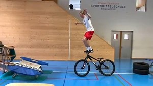 960K views · 3.5K reactions | - Coach, on travaille quoi aujourd'hui ? - L'équilibre et la solidité des appuis. Je t'ai préparé un petit parcours. Je te montre, ce n'est pas compliqué. Regarde.  : le skieur suisse Andri Ragettli est un monstre ! ➡ https://www.instagram.com/andriragettli/ | Tennis Legend | Facebook