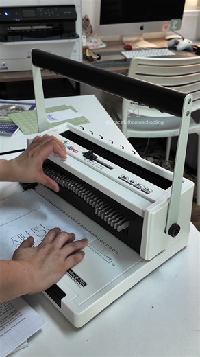 binding machine with adjustable pins