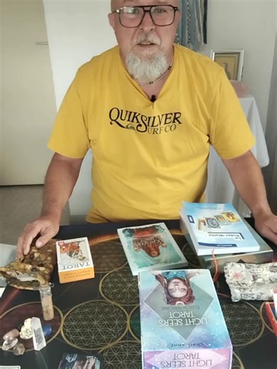 Dans cette vidéo, je t’explique pourquoi j’ai choisi de proposer une formation au Tarot de Marseille. Depuis de nombreuses années, j’utilise le Tarot de Marseille comme un outil de guidance, de compréhension et de transformation. Au fil des consultations, une évidence s’est imposée : le Tarot n’est pas réservé à quelques initiés. C’est un langage symbolique accessible, à condition d’être transmis simplement et avec respect. C’est dans cet esprit que j’ai créé un week-end d’initiation au Tarot de