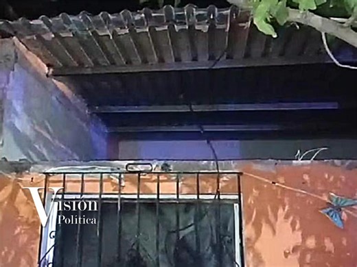 3.9K views · 40 reactions | #ÚltimaHora  Se derrumbó parte de la fachada de la casa 104 de la calle 19, entre entre 38 y 36-D, en #CiudadDelCarmen #Campeche. Una señora resultó lesionada, al igual que su perro. Milagrosamente, se salvó de terminar aplastada completamente gracias a una motocicleta y un tanque de gas que estaban en el patio frontal de la vivienda. La parte caída era la pared de la segunda planta de la casa.  Rostroo Comunica Carmen | Delincuencia Carmen | Facebook