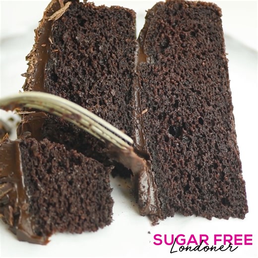 This super fluffy and moist diabetic chocolate cake tastes as delicious as it looks. | Sugar Free Londoner - Low Carb Recipes