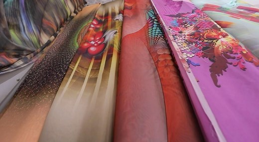 81K views · 394 reactions | Sudanese women wear a traditional form of dress called a "toub" made from a long bolt of fabric. Its origin dates back hundreds of years. In the late 18th century, prosperous merchants in Darfur clothed their wives and daughters in large swaths of imported linen, muslin, and silk as a sign of wealth and prestige. #Horizon | China Plus Culture | Facebook