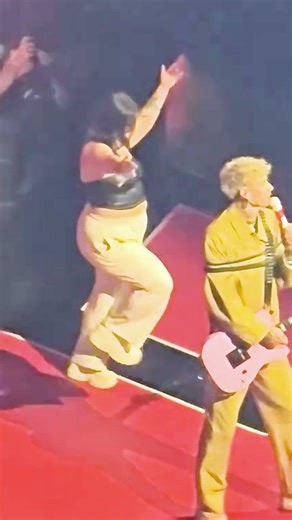 MGK fan falls through stage at O2 concert 😱🎸😱