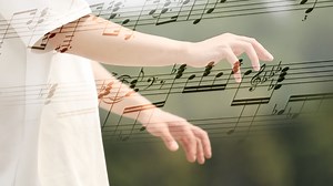 Chinese pianist A Bu's most recent album titled "New Memories" pays tribute to the works of legendary Russian composer Nikolai Kapustin. For A Bu, Kapustin is a master at fusing classical and jazz, and he has long been a source of inspiration. Once, A Bu visited Kapustin and he said the moment he walked out of Kapustin's apartment, he felt like he had embraced a new way of seeing the world. #TheVibe #ArtisticAces | China Plus Culture