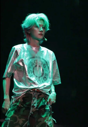 Cyberpunk vibes with Luhan. 🛸That silver top green hair combo is EVERYTHING.#luhan #鹿晗 #foryoupage #SINKTOSINK #DanceVibes
