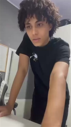 A notícia chegou no último dia 11. O estudante Diego Heitor da Silva, 17, estava em um evento do trabalho da mãe em Rio Branco, no Acre, tentando controlar a ansiedade que o acompanhava havia semanas. Na sua cabeça, a reprovação já era certa. Mas, ao chegar em casa e abrir o portal da Universidade de Princeton, nos Estados Unidos, o resultado positivo estava lá. 📲Leia mais na #Folha: folha.com/educacao 📝Lucas Leite 🎦Arquivo Pessoal | Folha de S.Paulo