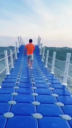 Spend more time enjoying the water with our easy-to-use plastic floating docks. 🏊‍♀️🚣‍♂️ #waterrecreation #outdoorfun #dockaccessories #boatdock #convenience #floatingdock #watersports #pontoonchina