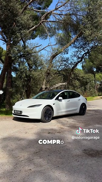 🚨 Este es el Tesla Model 3 de Juan. Bueno… en realidad Juan diría que es más bien una lavadora con ruedas. Se trata de un Tesla Model 3 de 2024, un coche eléctrico cargado de tecnología que parece más un gadget que un coche al uso. Juan lo compró nuevo de concesionario emocionado por todo lo que ofrecía, con la idea de usarlo por la ciudad… pero la realidad es que se ha cansado de todo y ha decidido irse a vivir al campo, aislado de todo. Es perfecto para los que no disfrutan conduciendo: puede