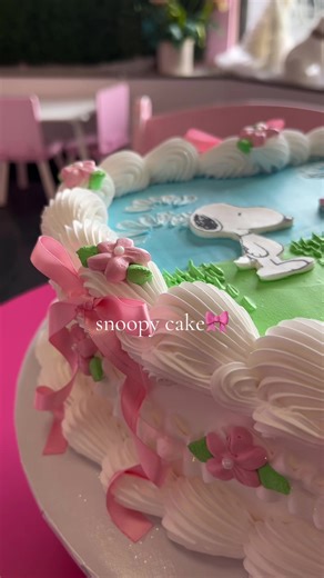 One of our most popular cakes !💕🎂✨add bows✨ #birthday #snoopy #woodstock #cake