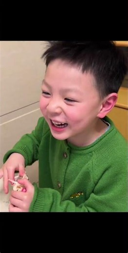 孩子哭泣又自我安慰，感人瞬间