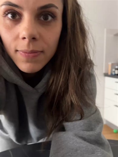 ✨ “Niti sanjalo se mi ni, kako močno je moje črevesje vplivalo na vse — na napihnjenost, željo po sladkem in celo na izgled mojega trebuha.” — Mija R., (preverjena stranka) 💚 Punce — ko črevesje ne deluje pravilno, to občutite povsod: postanete napihnjene, imate željo po sladkem, vas tišči v želodcu in zdi se vam, da nikoli več ne boste videle svojih trebušnih mišic, ne glede na to, kaj počnete. Prej sem mislila, da si moram postaviti omejitve, jesti manj ali pa trenirati bolj intenzivno… toda 