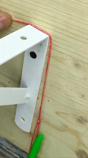 1.5M views · 4.2K reactions | DBtcxM0MfE8 - Bracket trick! #lifehacks #tip #trick #bracket #shelf | Steve Crane | Facebook