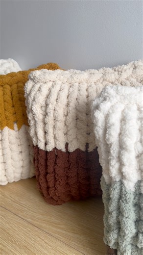 🧶✨Creating your own home decor by hand is relaxing, creative, and so satisfying 🤍Would you like to learn how to make yours?Or are you curious about what yarn I use, how I close it, or how long it takes?Drop your questions in the comments — I’d love to answer them 💬💛————————————🧶✨Faire sa propre déco à la main, c’est relaxant, créatif et tellement satisfaisant 🤍Tu aimerais apprendre à faire le tien ?Ou tu veux savoir quelle laine j’utilise, comment je ferme le coussin, ou encore combien de 