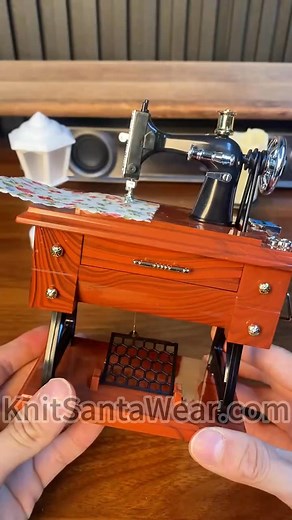 💔😭This vintage sewing machine music box makes me cry.🧵🎄A tribute to every Grandma who stitched our childhood memories.🌹We never realized how much love could be sewn into a single piece of fabric… until she was gone.🧵Every stitch, every hum of that old machine—still echoes in our hearts. 🧶This handcrafted vintage sewing machine music box is more than a gift… it’s a feeling you can hold. 🎁Perfect Thanksgiving & Christmas Gift for those who miss someone deeply. 🔥 Only a few left — shop bef