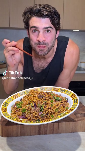 Beef Chow Mein 🥡 Grab the recipe at Ontrac5.com | Chow Mein