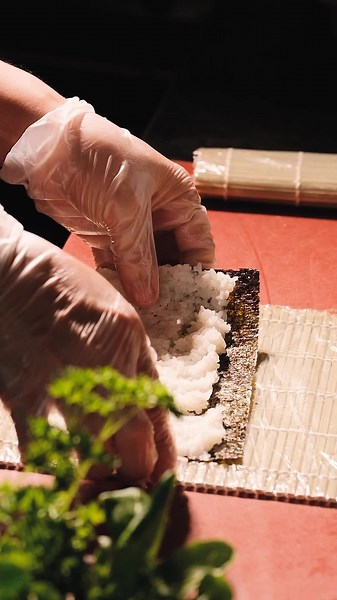 🍣 Im 𝗠𝗜𝗗𝗢 mitten in Potsdam zaubert unser langjähriger Sushi-Meister, bekannt für sein kunstvolles Auge und seine Liebe zum Detail, wahre Meisterwerke. 🌟 Mit höchster Sorgfalt und nur den frischesten Zutaten entstehen hier die feinsten Sushi-Kreationen. Kommt vorbei und erlebt die perfekte Harmonie aus Kunst und Geschmack! 🎌 📍 Brandenburger Str. 5 📞 49 331 81325076 🌏 www.mido-potsdam.de #mido #potsdam #sushi #japaneserestaurant #mastersushi