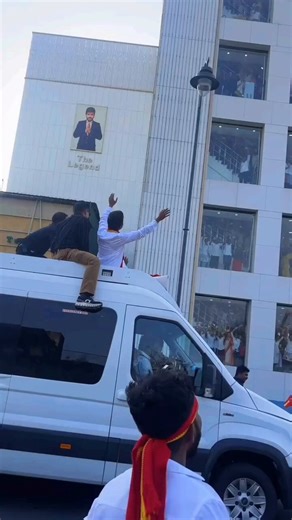 The Full Complex people came out to see TVK Thalaivar 📈🔥💥🥵@TVKVijayHQ #VoteforTVK #VoteforWhistle