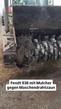 Fendt 936 mit Mulcher gegen Maschendrahtzaun
