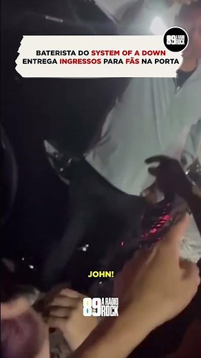 BATERISTA DO SYSTEM OF A DOWN ENTREGA INGRESSOS A FÃS NA PORTA!