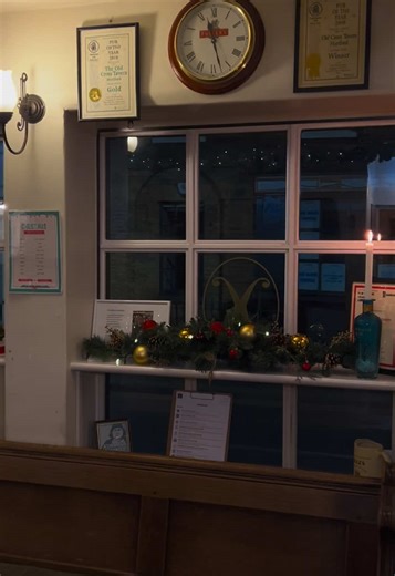 Christmas has landed in The Old Cross…🎅🏼🎄🌟 Come and soak up the Christmas cheer with us, the decorations are twinkling and the pints are pouring 🍻✨ #TheOldCrossTavern #Pub #fyp #RealAle #OXT