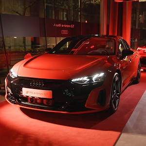 それは、Audiが作り上げたプレミアムモビリティの未来。 新たな未来を指し示す電動グランツーリスモの傑作 Audi e-tron GT が、今あなたの目の前に。 ▼ Audi e-tron GT quattro の詳細はこちら： https://bit.ly/31PCexe ▼ Audi RS e-tron GTの詳細はこちら： https://bit.ly/2OmGzog #Audi #etronGT #FutureIsAnAttitude | Audi Japan / アウディジャパン